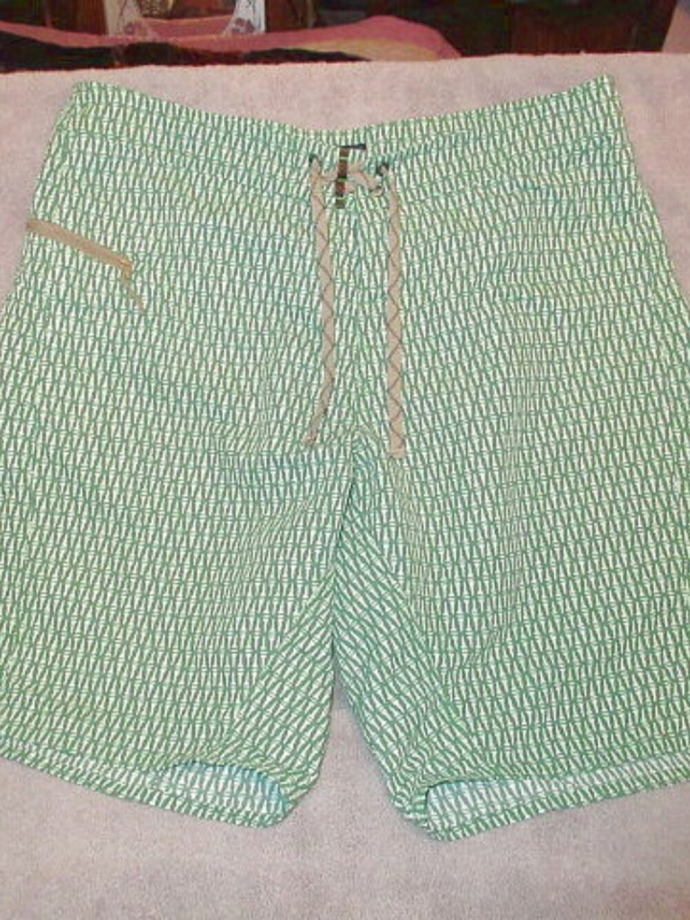 Patagonia Wavefarer Board Shorts Size 34 Green UPF Swim Trunks DWR Cargo Gorp